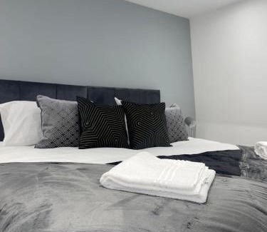 Huntingdon Apartment | 2 Bedroom Apartment - Abacus House - Huntingdon Town Centre - Contractor Friendly - Free Parking - Full Kitchen - Washer Dryer - Spacious - Ideal for Work Stays