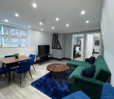 Huntingdon Apartment | 2 Bedroom Apartment - Abacus House - Huntingdon Town Centre - Contractor Friendly - Free Parking - Full Kitchen - Washer Dryer - Spacious - Ideal for Work Stays