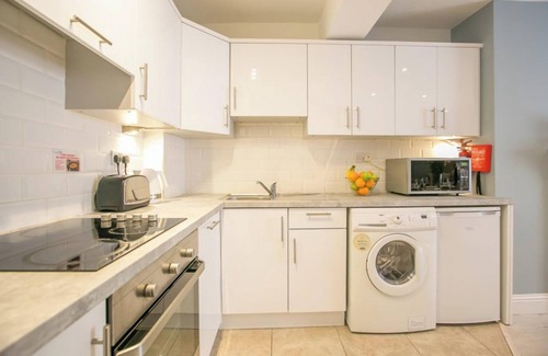 Grand Canal Dock Apartment | 2 Bedroom Apartment Close to Pearse Square Metro
