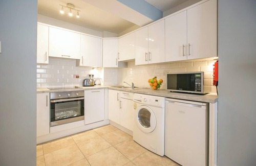Grand Canal Dock Apartment | 2 Bedroom Apartment Close to Pearse Square Metro