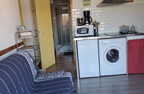 Marseillan Apartment | 2-bedroom apartment, air-conditioned, sleeps 4, direct to beach. Le Clapotis