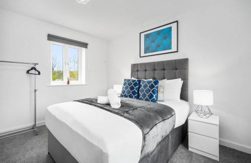 Cradley Heath Apartment | 2 Bedroom Apartment - Off-Street Parking - Wifi - Netflix - 54C