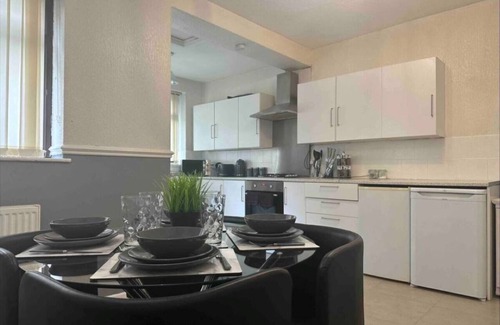 Warrington Apartment | 2-Bedroom Apartment in Charming Warrington with WiFi