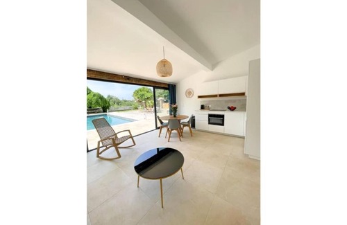 Flayosc Apartment | 2-bedroom apartment overlooking the pool