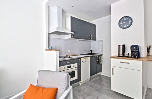 Carnon-Plage Apartment | 2-bedroom apartment with terrace and parking, beach 70 metres away