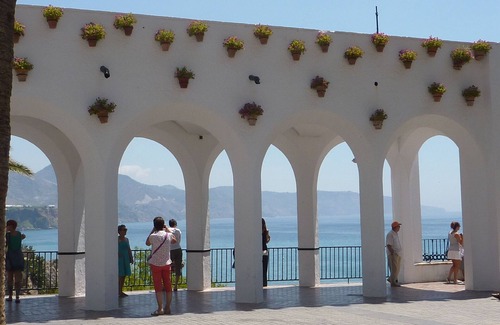 Nerja Apartment | 2 bedroom apartment with pool & air conditioning, close to beach and town center