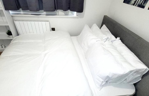 West Byfleet Bed & Breakfast | 2 BEDROOM APT WITH 2 COMFORTABLE KING SIZE BEDs, FREE PRIVATE PARKING, EASY ACCESS TO LONDON