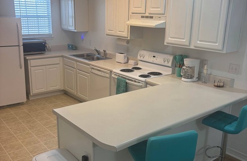 Northeast Pensacola Condo | 2-bedroom beach vibe condo in welcoming Pensacola with AC, WiFi
