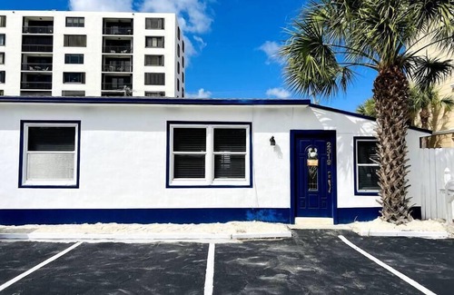 Lauderdale Beach House | 2 Bedroom Bungalow Home - 2 Minute Walk To Beach