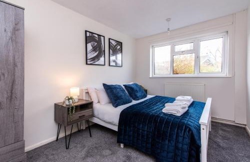 Bramcote House | 2-Bedroom Bungalow in Beeston, Great Location