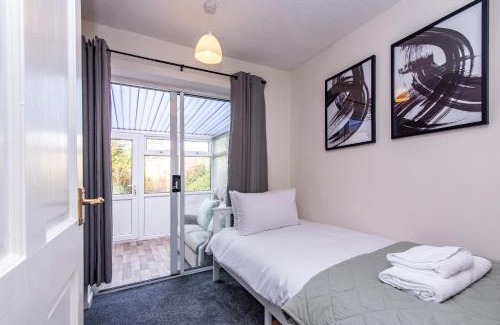 Bramcote House | 2-Bedroom Bungalow in Beeston, Great Location