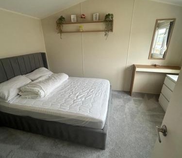 Ingoldmells Resort | 2 Bedroom Caravan 6 Birth The Wolds Ingoldmells Skegness - No pets free WiFi