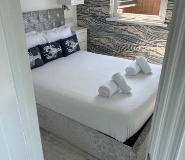 Plymouth Apartment | 2 Bedroom Chalet With Sea Views - Tony's Place