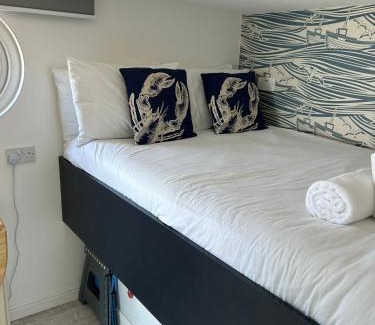 Plymouth Apartment | 2 Bedroom Chalet With Sea Views - Tony's Place
