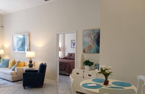 Palmer Ranch Condo | 2 Bedroom Condo 319653 by Houzlet