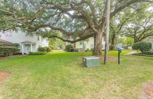Northeast Pensacola Condo | 2-bedroom condo in charming Pensacola with AC, WiFi