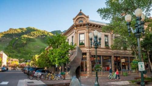 Aspen Apartment | 2 Bedroom Condo In Downtown Aspen, Just One Block To Silver Queen Gondola