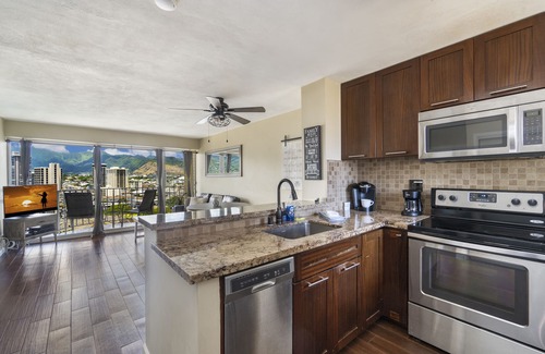 McCully - Moiliili Condo | 2 Bedroom Condo in Waikiki, FREE PARKING