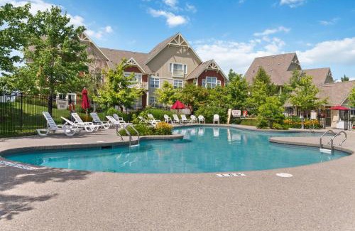 The Blue Mountains Ski Chalet | 2 Bedroom Condo only steps to the Village!