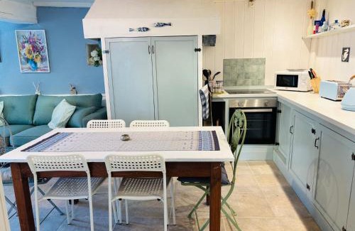 Caylus House | 2 Bedroom Cottage - Sleeps 6 - Pool - Garden