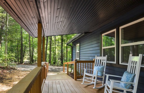 Cashes Valley Cabin | 2 Bedroom Cozy Cabin w/ HOT TUB
