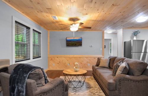 Cashes Valley Cabin | 2 Bedroom Cozy Cabin w/ HOT TUB