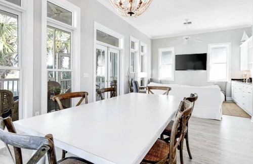Holiday Isle Cottage | 2 Bedroom Cozy Cottage steps to the beach and jetty in DESTIN POINTE!