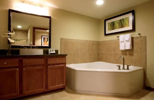 Waikiki Hotel | 2 Bedroom Deluxe Lower Level - Full Kitchen - Waikiki Beach WalknAUG 17 to 24