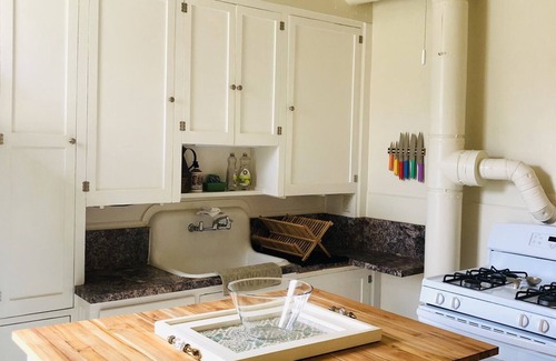 Livingston House | 2 Bedroom Downtown Livingston, Guest Suite