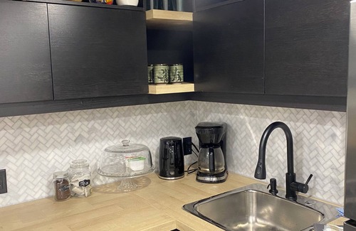 Whitby Apartment | 2 Bedroom Downtown Whitby with Sauna. Walking distance from bars & restaurants