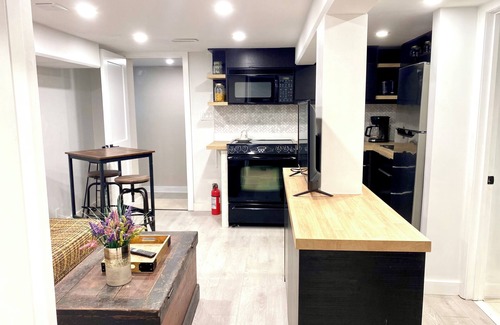 Whitby Apartment | 2 Bedroom Downtown Whitby with Sauna. Walking distance from bars & restaurants