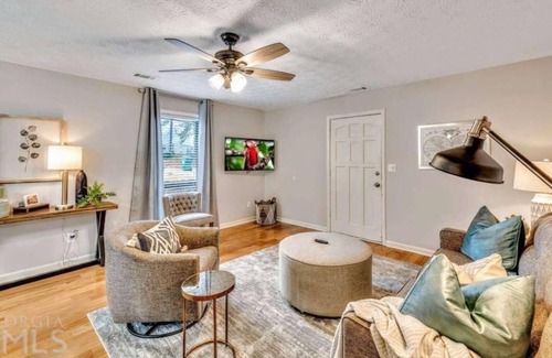Marietta Apartment | 2 Bedroom Duplex triplex L-554135 by Houzlet