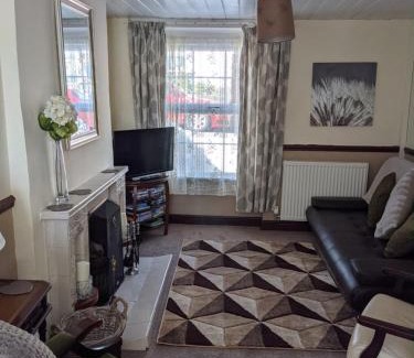 Edern House | 2 Bedroom Family Cottage Dog Friendly Edern North Wales