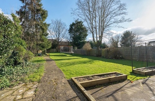 Watford House | 2 Bedroom Family Friendly Central Home | Pass the Keys