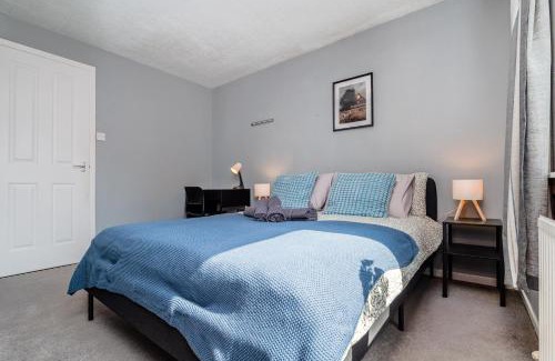 Clydebank Apartment | 2 Bedroom Flat - Free Parking