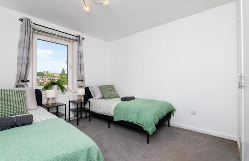 Clydebank Apartment | 2 Bedroom Flat - Free Parking