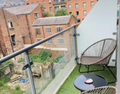 Chinatown Apartment | 2 Bedroom FREE Parking by Concert Square sleeps 8