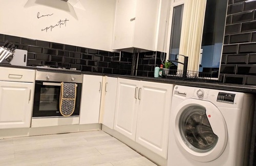 Heywood House | 2-Bedroom House | Free Parking