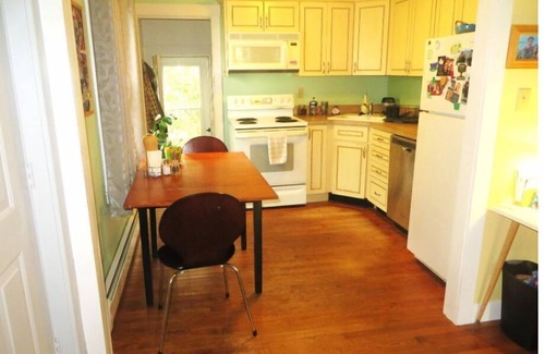 Loveitts Field House | 2 bedroom home, walk to beach, 10 minute drive to Portland. 30 day minimum stay