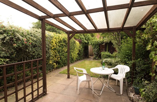 Chester House | 2 bedroom house in Chester city with parking, covered outdoor terrace and garden