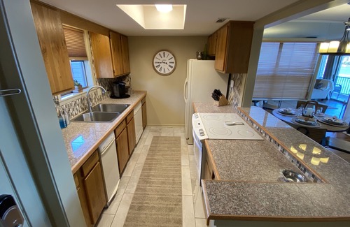 Lake Hamilton Condo | 2 bedroom lakefront Lake Hamilton condo, minutes to Oaklawn