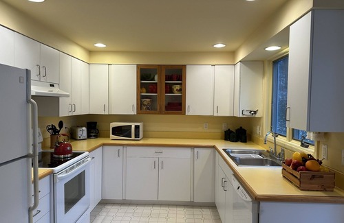 Lake Leelanau House | 2 bedroom + loft near Lake Leelanau. Fire pit, W/D, WIFI