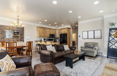 Ogden Condo | 2 Bedroom Luxury Condo near Pineview and Snowbasin - Sleeps 4 LS43A