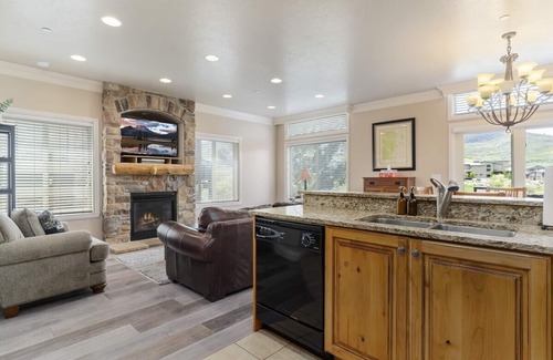 Ogden Condo | 2 Bedroom Luxury Condo near Pineview and Snowbasin - Sleeps 4 LS43A