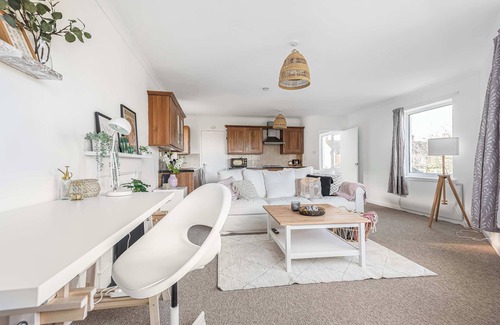 Five Oak Green Apartment | 2 Bedroom Maisonette with Parking and WiFi