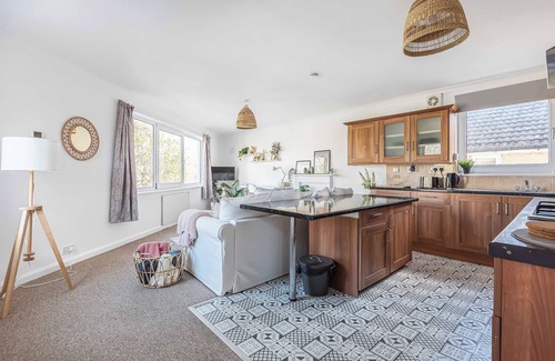 Five Oak Green Apartment | 2 Bedroom Maisonette with Parking and WiFi