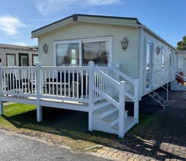 Walton on the Naze Ski Chalet | 2 Bedroom Mini Lodge near the beach