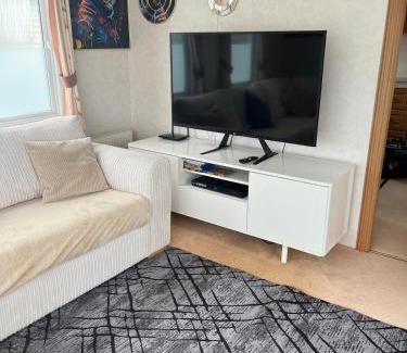 Walton on the Naze Ski Chalet | 2 Bedroom Mini Lodge near the beach