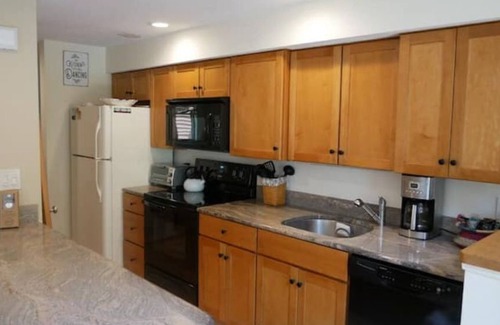 Bartlett Apartment | 2 Bedroom Nordic Village - 3min to Storyland in Bartlett NH, near North Conway