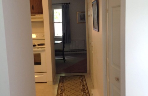 Lee House | 2 Bedroom renovated townehouse, #5 , Beautifully decorated at Garfield House